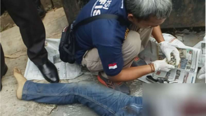 Polisi mengidentifikasi jasad begal yang ditembak petugas di Depok, Jawa Barat.