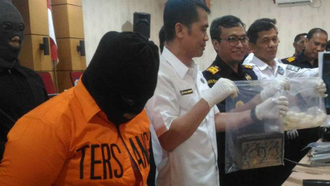 Seorang perempuan berinisial VJ ditangkap aparat Bea dan Cukai Palembang bersama BNN Sumatera Selatan karena kedapatan menyembunyikan sabu-sabu di dalam anusnya.