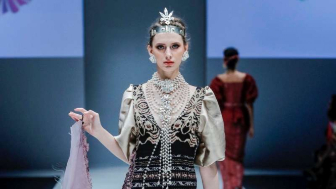 Perpaduan Apik Tenun NTT dan Mutiara di JFW 2018