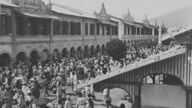 Pasar Ateh di Bukitting, Sumatera Barat, diperkirakan pada tahun 1915 atau 1930.