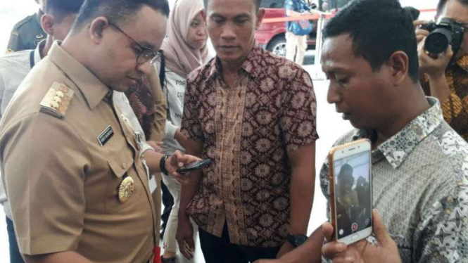 Warga Pulau Pari mengaku kepada Gubernur DKI Anies Baswedan.