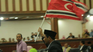 Sidang DPR Aceh Diwarnai Pengibaran Bendera Bulan Bintang