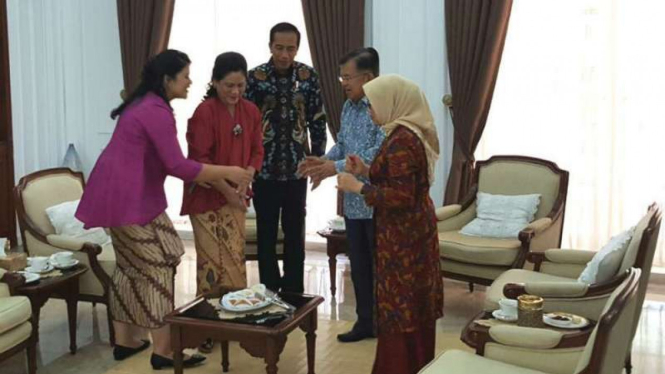 Presiden Jokowi berserta ibu negara Iriana Jokowi, menemui Wapres Jusuf Kalla.