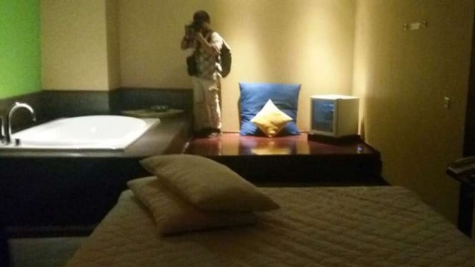 Suasana kamar di Hotel Alexis.