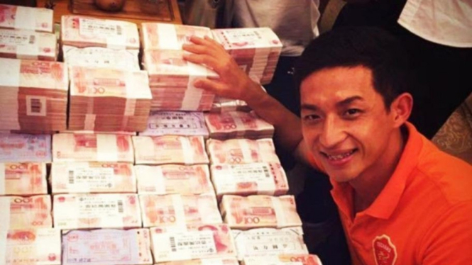 Pemain Meixian pamer tumpukan uang di kamar ganti
