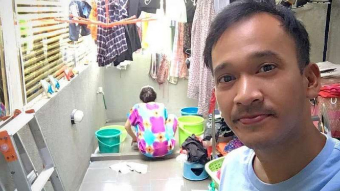 Ruben Onsu swafoto dengan Sarwendah tengah mencuci  baju 