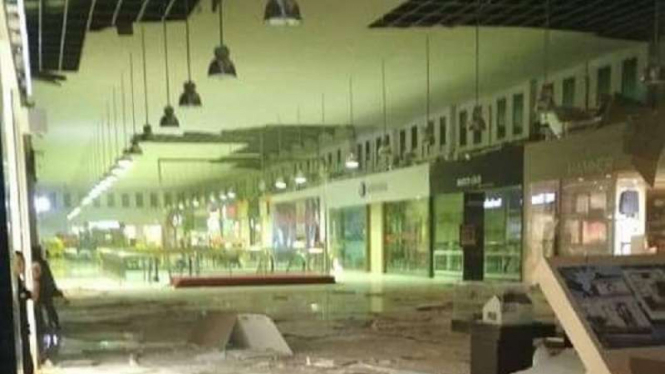 Kondisi Maluku City Mall yang rusak diguncang gempa.