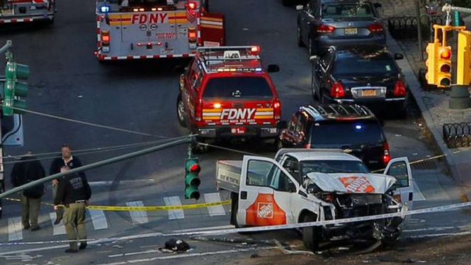 Delapan orang tewas dan lebih selusin terluka dalam serangan sebuah truk pikap menabrak orang di jalur sepeda Manhattan, New York, pada Selasa, 31 Oktober 2017.