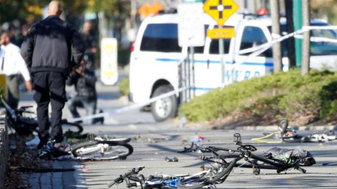 Delapan Orang Tewas dalam serangan teroris menggunakan mobil dan menabrak pejalan kaki di trotoar di Kota New York beberapa waktu silam.