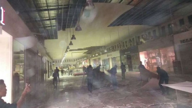 Atap gedung Maluku City Mall runtuh setelah gempa mengguncang Pulau Ambon pada Selasa malam, 31 Oktober 2017.