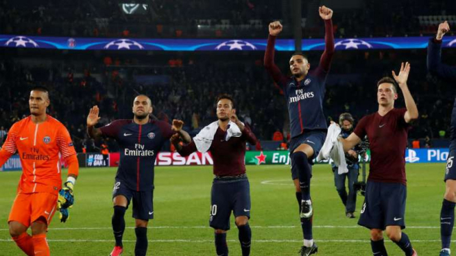 Pemain Paris Saint-Germain rayakan keberhasilan lolos ke babak 16 besar 