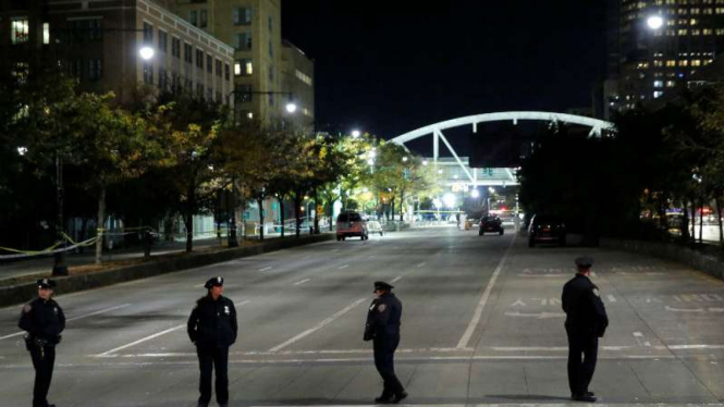 Polisi berjaga di lokasi West Side Highway  usai penyerangan dengan pikap