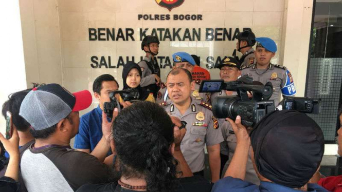 Polisi merilis penyelidikan kasus dugaan pencabulan anak-anak oleh seorang pria dewasa di Markas Polres Bogor.