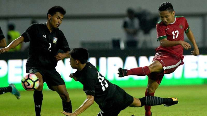 Gelandang Timnas Indonesia U-19, Syahrian Abimanyu (kanan)