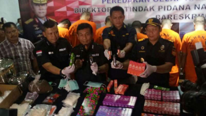 Polisi dan aparat Bea Cukai merilis memperlihatkan barang bukti liquid vape (rokok elektrik) yang mengandung narkotika asal Belanda di Jakarta pada Rabu malam, 1 November 2017.