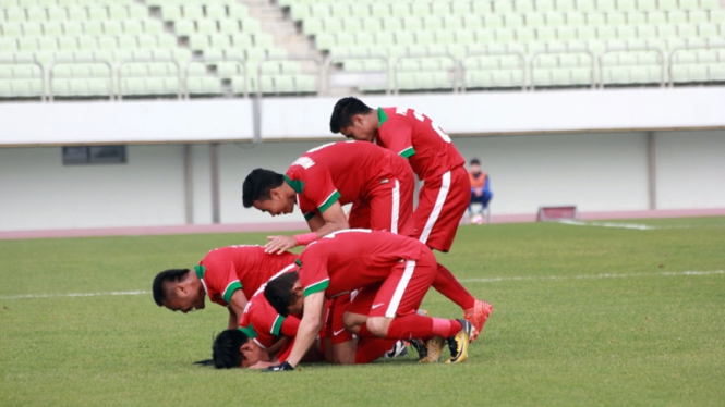 Pemain Timnas Indonesia U-19 merayakan gol ke gawang Timor Leste