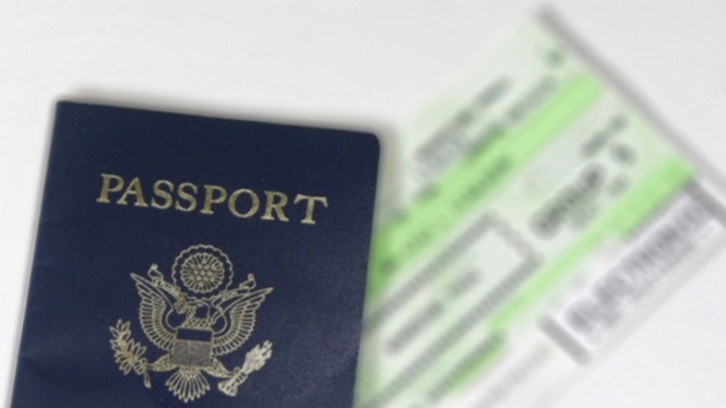 Ilustrasi tiket pesawat dan paspor.