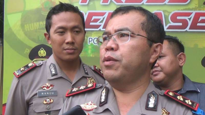 Kepala Polres Kota Malang, Ajun Komisaris Besar Polisi Hoiruddin Hasibuan, menyampaikan keterangan pers tentang penangkapan dua pegawai Badan Pertanahan Nasional setempat.