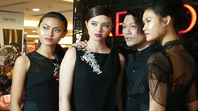 Make-up artist Philips Kwok dan model dengan lipstik metalik