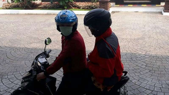 Gubernur DKI Jakarta, Anies Baswedan, naik motor ke Balai Kota.