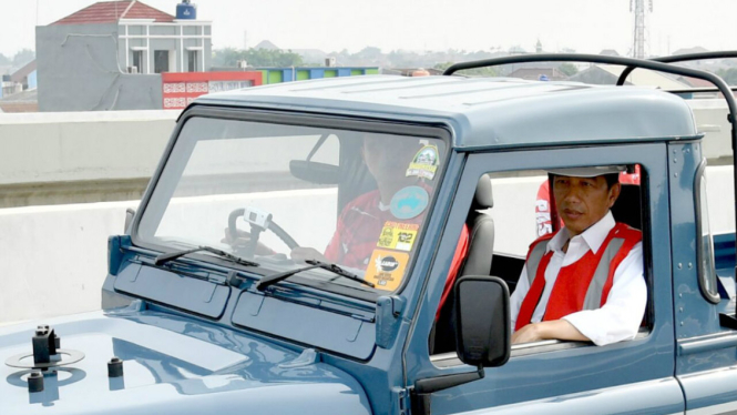 Presiden Jokowi mengendarai Land Rover Defender County saat meresmikan tol Becakayu, Jumat 3 November 2017.