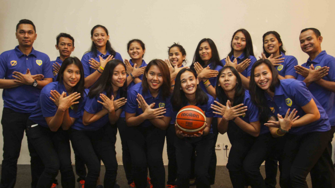 Tim bola basket putri, Merpati Bali saat berkunjung ke VIVA