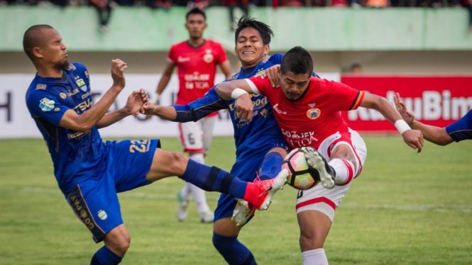 Laga Persib Bandung kontra Persija Jakarta