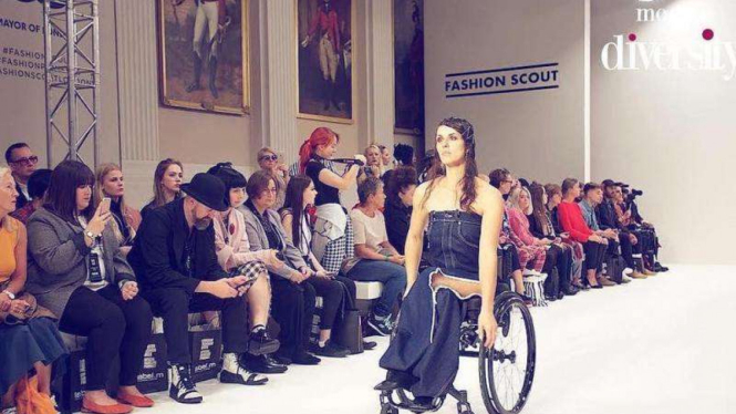 Samanta Bullock menjadi model catwalk di London Fashion Week