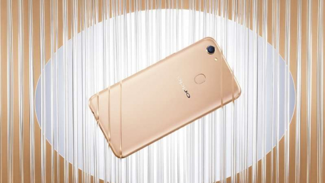 Oppo F5 warna Gold (emas).