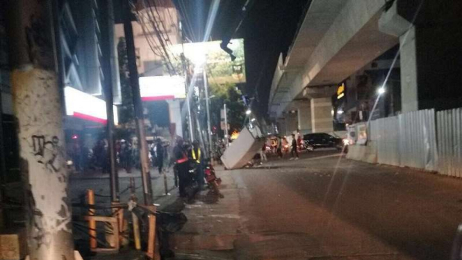 Balok beton MRT jatuh di Jalan Wijaya, Jakarta Selatan.
