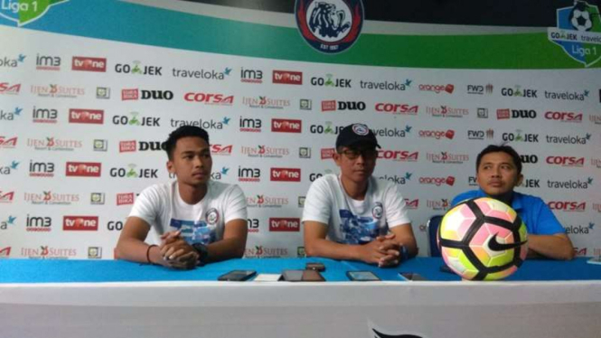 Pelatih Arema FC, Joko Susilo (tengah) dan Bagas Adi Nugroho.