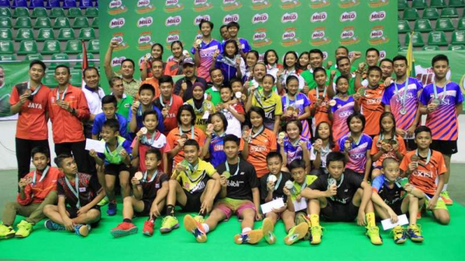 Seluruh pemenang  SIRNAS-MILO Badminton Competition Pekanbaru 2017