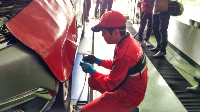 Mekanik Mitsubishi asal Jepang menservis mobil konsumen Indonesia.