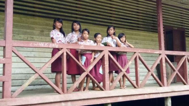 Murid-murid SD Nanga Hovat, Putussibau Utara, Kalimantan Barat.