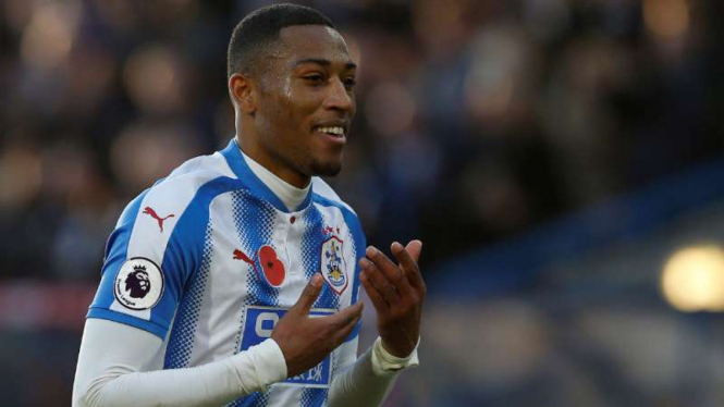 Pemain Huddersfield Town, Rajiv van La Parra rayakan gol