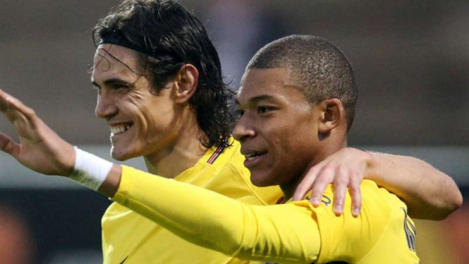 Pemain Paris Saint-Germain, Edinson Cavani dan Kylian Mbappe rayakan gol