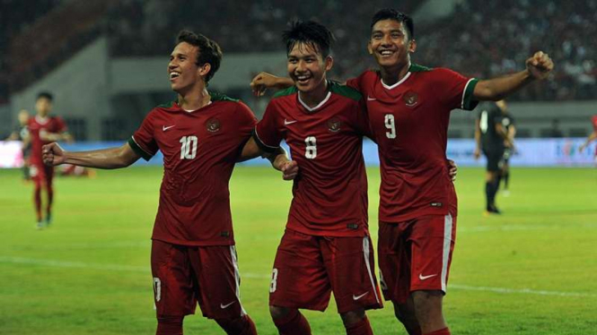 Para pemain Timnas Indonesia U1-19 merayakan gol