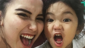 Ayu Ting Ting Bolehkan Anak Main Gadget, Tapi...