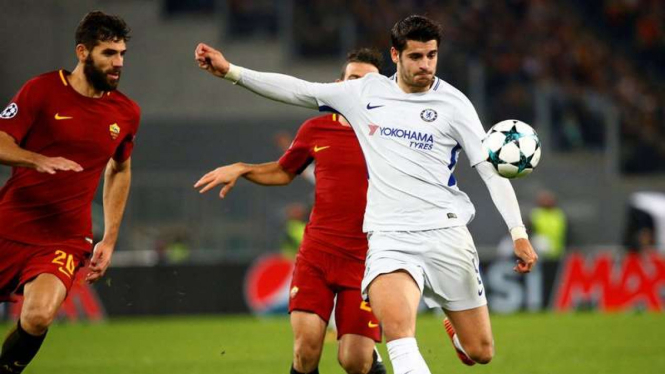 Penyerang Chelsea, Alvaro Morata (kostum putih)