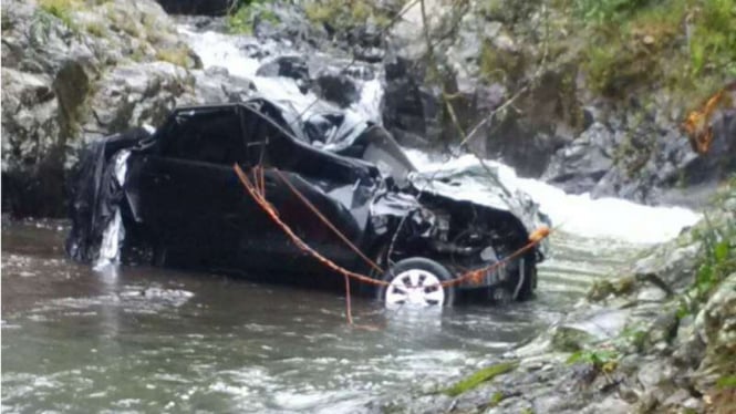 Avanza terjun ke jurang di Garut