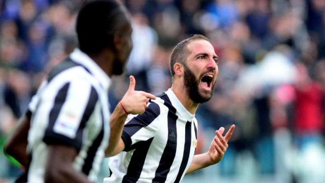 Striker Juventus, Gonzalo Higuain rayakan gol