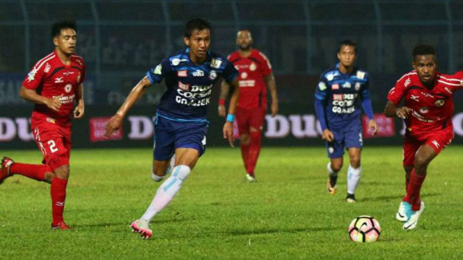 Pemain Arema FC, Syaiful Indra Cahya saat melawan Semen Padang