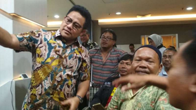 Ketua Umum Partai Kebangkitan Bangsa, A Muhaimin Iskandar, berswafoto dengan penyandang disabilitas di Surabaya, Jawa Timur.