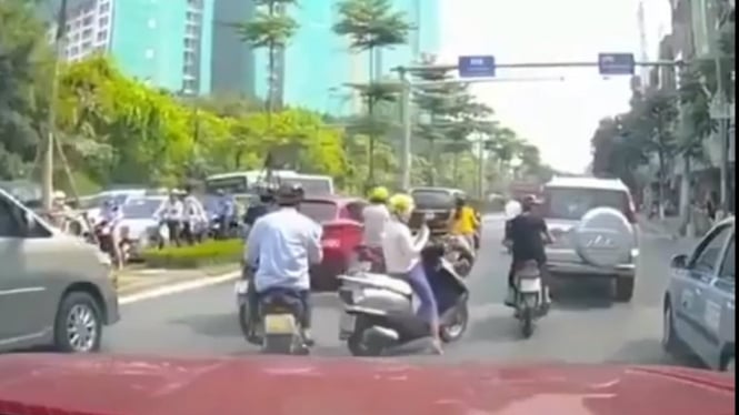 The Power of Emak-emak: Main HP di tengah jalan tak mau minggir