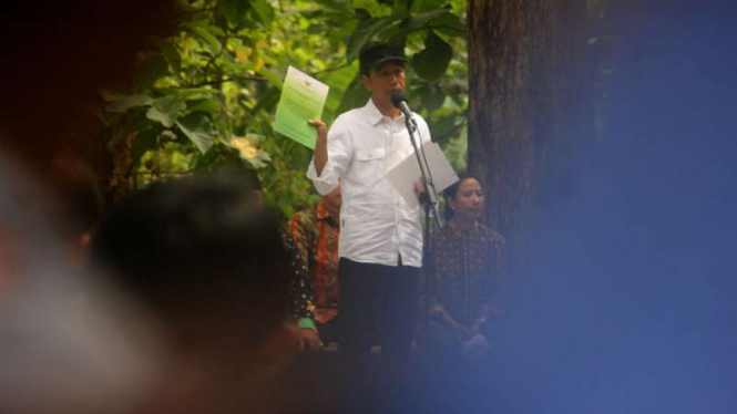 Presiden Joko Widodo menyerahkan Izin Pemanfaatan Hutan bagi para petani di tiga kabupaten di Jawa Timur, yaitu Madiun, Tuban, dan Tulungagung, pada Senin, 6 November 2017.