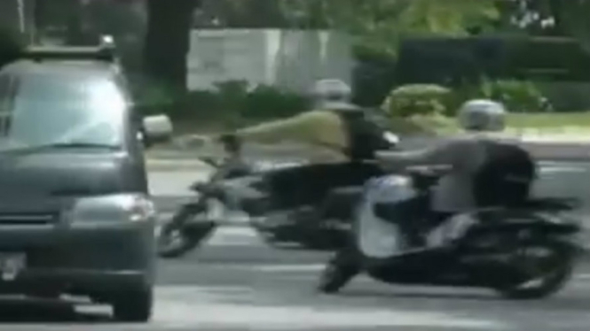 Cuplikan video aksi menantang maut lawan arus demi hindari razia polisi
