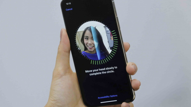 Menikmati teknologi Face ID di iphone X.