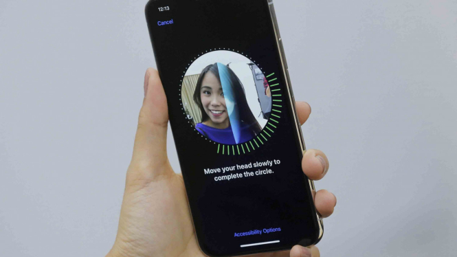 Menikmati teknologi Face ID di iphone X.