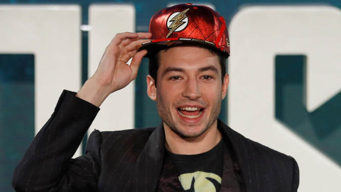 Ezra Miller sebagai The Flash di Justice League