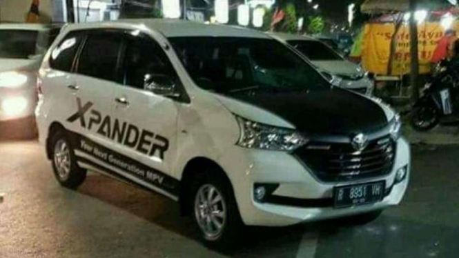 Mobil Toyota Avanza yang ditempeli stiker Xpander.